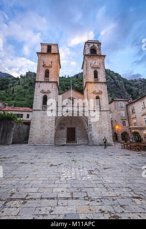 Fassade des Römisch-katholischen Sankt-tryphon auf der alten Stadt Kotor Küstenstadt, in der Bucht von Kotor der Adria, Montenegro entfernt Stockfoto