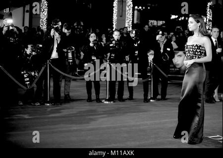 Schwedische Schauspielerin Alicia Vikander besucht die UK Premiere des Dänischen Mädchen im Odeon Leicester Square in London. 8. Dezember 2015 © Paul Treadway Stockfoto