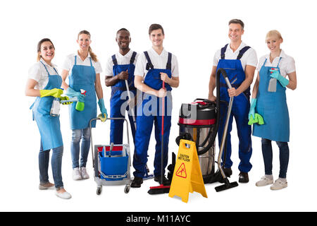 Portrait von Happy multiethnischen Hausmeister, Reinigung der Anlagen vor weißem Hintergrund Stockfoto