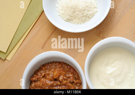 Blick von oben auf die Zutaten eine leckere Lasagne vorbereiten Stockfoto