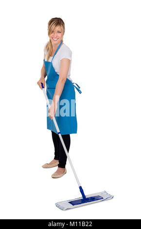 Junge Glücklich weiblichen Hausmeister wischen Boden vor weißem Hintergrund Stockfoto