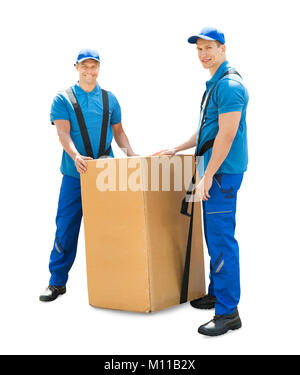 Junge lächelnde Professionelle Movers mit Karton vor weißem Hintergrund Stockfoto