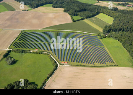 Luftaufnahme von Feld mit Sonnenkollektoren, Türkenfeld, Bayern, Deutschland Stockfoto