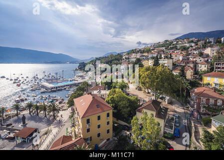 Luftaufnahme von Herceg Novi Stadt an der Adria Küste der Bucht von Kotor in Montenegro, Ansicht mit Marina und Jadran Schwimmbad Stockfoto