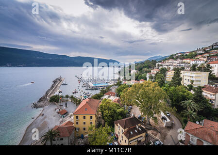 Luftaufnahme von Herceg Novi Stadt an der Adria Küste der Bucht von Kotor in Montenegro, Ansicht mit Marina und Jadran Schwimmbad Stockfoto