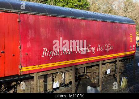 Royal Mail Reisen Post Wagen an der Gwili Steam Railway Attraktion bei Bronwydd Arme, Carmarthen, Carmarthenshire, Wales, Großbritannien Stockfoto