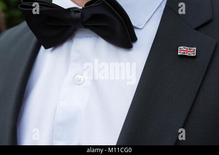 Mann in formellen Abendessen Kleid mit schwarzer Schleife binden und der britische Union Jack Flagge am Revers Abzeichen Stockfoto