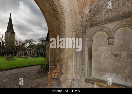 Die exquisite Norman Veranda am Eingang von Malmesbury Abbey, weithin als eines der schönsten Beispiele dieser Art in Westeuropa betrachtet. Stockfoto