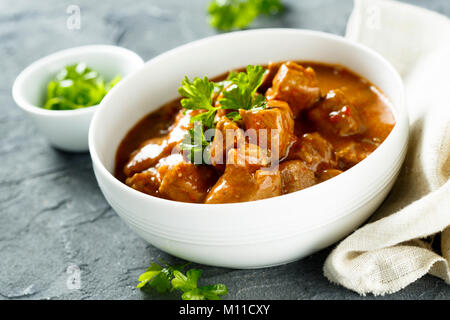 Rindergulasch mit Tomaten Stockfoto