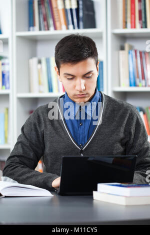 Glückliche Schüler lernen in der Bibliothek Stockfoto