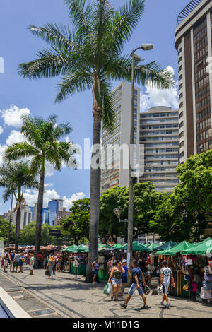 Gürtel und Handtaschen auf Anzeige zum Verkauf an einer Straße Markt in Belo Horizonte, Minas Gerais, Brazill Stockfoto