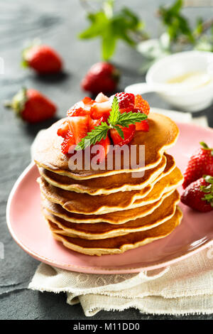Amerikanische Pfannkuchen mit frischen Erdbeeren und Honig Stockfoto