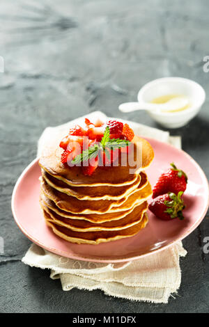 Amerikanische Pfannkuchen mit frischen Erdbeeren und Honig Stockfoto