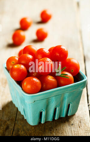 Kirschtomaten in rustikalen Box Stockfoto