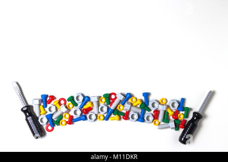 Kinder Construction Tools Hintergrund mit bunten Spielzeug Kunststoff Schrauben, Muttern und Schraubendreher Stockfoto