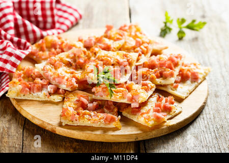 Torte mit Schinken und Käse Stockfoto