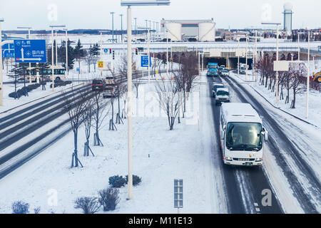 Hokkaido, Japan - 27. Dezember 2017 - Vehicals fahren Sie auf der Straße am Internationalen Flughafen Chitose coverred mit Schnee im Winter in Hokkaido, Japan auf D Stockfoto