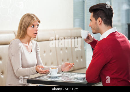 Junges Paar im Gespräch in einem Cafe Stockfoto