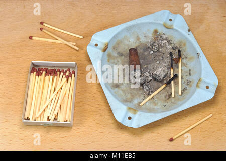 Rauchte Zigarre, in einem Aschenbecher, und passt. Stockfoto
