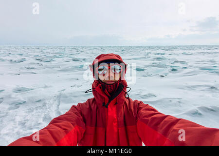 Selfie Porträt eines Mannes in einer verschneiten Baikalsee in Hängematten. Stockfoto