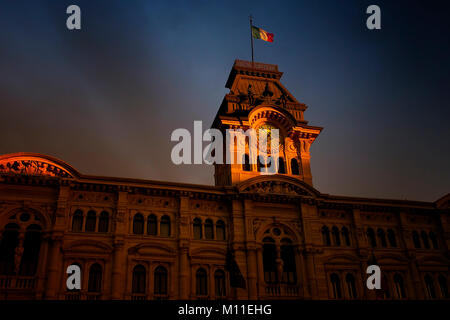 Triest. Detail der Stadt Halle, in der Piazza Unità d'Italia, in einem atemberaubenden Sonnenuntergang. Stockfoto