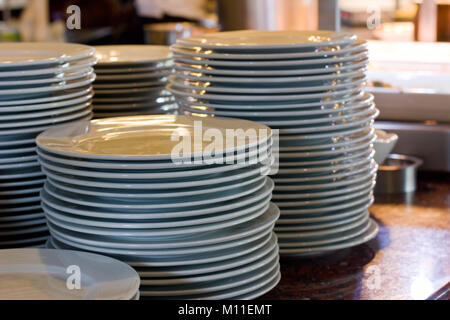 Ein Stapel aus weißem Porzellan großen Platten im Restaurant Stockfoto