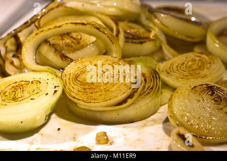 Zwiebelringe, gebackene auf dem Grill. Auf weiße Platte Stockfoto