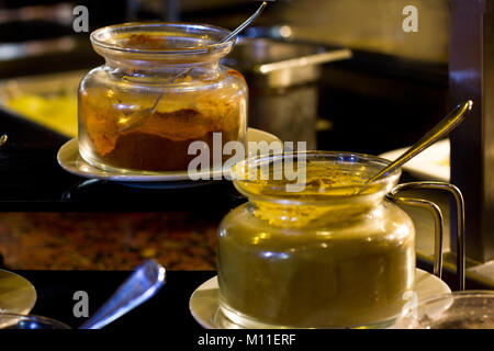 Süße Paprika und Gewürze Curry in einem Glas Gläser Stockfoto