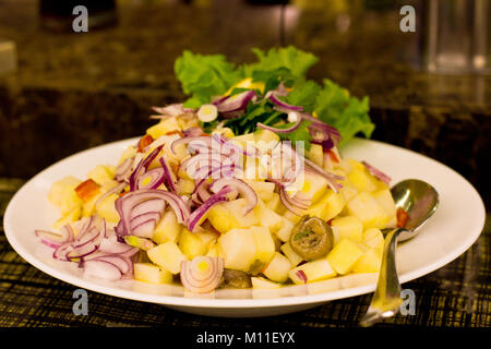 Salat aus dem gekochten Kartoffeln, Thunfisch, Roten Zwiebeln und Salatblätter Stockfoto