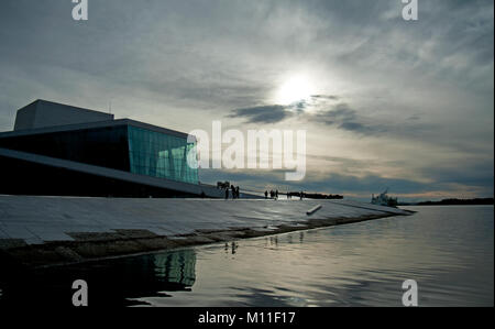 Sicht in der Dämmerung über den Oslofjord in Richtung der Marmor und Granit concourse der Glasfront Oper in Oslo, Norwegen. Stockfoto