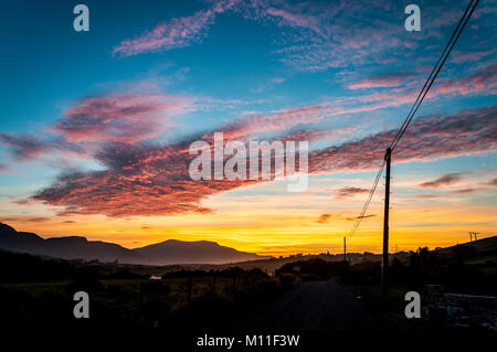 Sonnenuntergang und ESB Strommasten, Ardara, County Donegal, Irland. Stockfoto