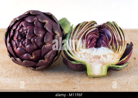 Römische Artischocke (Cynara Scolymus), Carciofi Romaneschi, Roma, Italia Stockfoto