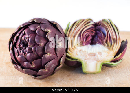 Römische Artischocke (Cynara Scolymus), Carciofi Romaneschi, Roma, Italia Stockfoto