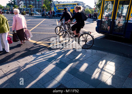 Radfahrer und Fußgänger auf der O'Connell Bridge Stadt Dublin, Irland Stockfoto