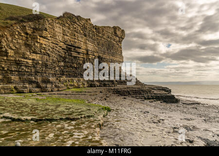 Klippen an einem bewölkten Tag im Monknash Beach in South Glamorgan, Wales, Großbritannien Stockfoto