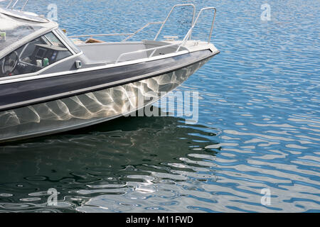 Boot und Sonne in Svolvaer auf den Lofoten in Norwegen Stockfoto