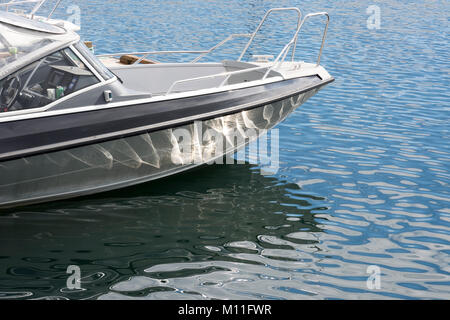 Boot und Sonne in Svolvaer auf den Lofoten in Norwegen Stockfoto