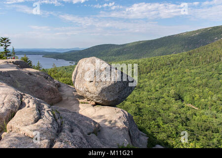 Balance Rock auf der South Blase in Acadia Nationalpark Stockfoto