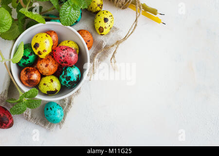 Bunte Ostereier auf hellem Hintergrund, Platz für Text Stockfoto