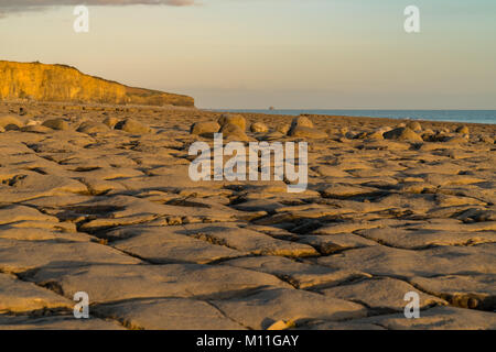 Die Steine und die Klippen von Llantwit Major Strand in der Abendsonne, South Glamorgan, Wales, Großbritannien Stockfoto