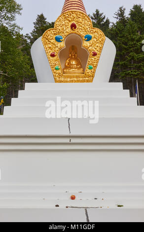 Angebote von Münzen und Obst links auf der Stupa von Enlighenment, Gampo Abbey, buddhistisches Kloster, Cape Breton Island, Nova Scotia, Kanada. In der 1. Stockfoto