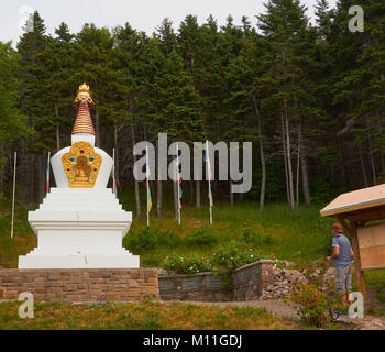 Männliche Tourist an der Stupa von Enlighenment, Gampo Abbey ein buddhistisches Kloster, Cape Breton Island, Nova Scotia, Kanada. Stockfoto