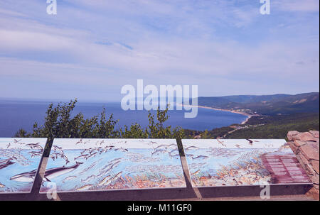 Aussichtsplattform mit whale watching Informationstafeln über der Küste, Cape Breton Highlands National Park, Cape Breton Island, Nova Scotia, Kanada Stockfoto