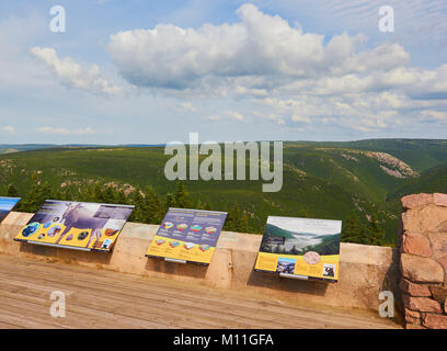 Aussichtsplattform mit Informationstafeln in den Cape Breton Highlands National Park, Cape Breton Island, Nova Scotia, Kanada Stockfoto