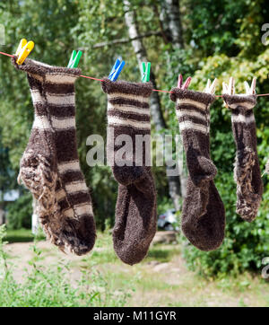 Wolle Socken hängen auf der Wäscheleine Stockfoto
