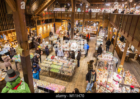 Otaru, Hokkaido, Japan - 30. Dezember 2017 - Touristen und Besucher ihre Shopping genießen Sie bei Musicbox Museum Store in Otaru, Hokkaido, Japan im Dezember Stockfoto