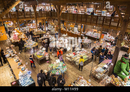 Otaru, Hokkaido, Japan - 30. Dezember 2017 - Touristen und Besucher ihre Shopping genießen Sie bei Musicbox Museum Store in Otaru, Hokkaido, Japan im Dezember Stockfoto