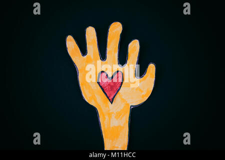 Liebe in meiner Hand. Papier Hand hält rote Herz aus Papier in der Hand. Close Up. Stockfoto