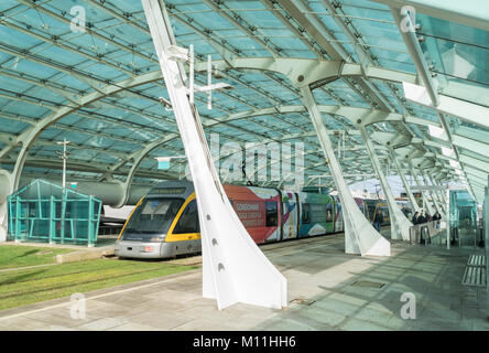 PORTO, PORTUGAL - 21. OKTOBER 2017: Zug auf Aeroporto Bahnhof an Francisco Sa Carneiro Internationalen Flughafen in Porto. Stockfoto