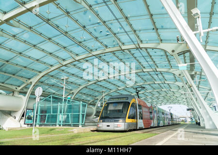 PORTO, PORTUGAL - 21. OKTOBER 2017: Zug auf Aeroporto - modetn Metro Station am Francisco Sa Carneiro Internationalen Flughafen in Porto. Stockfoto